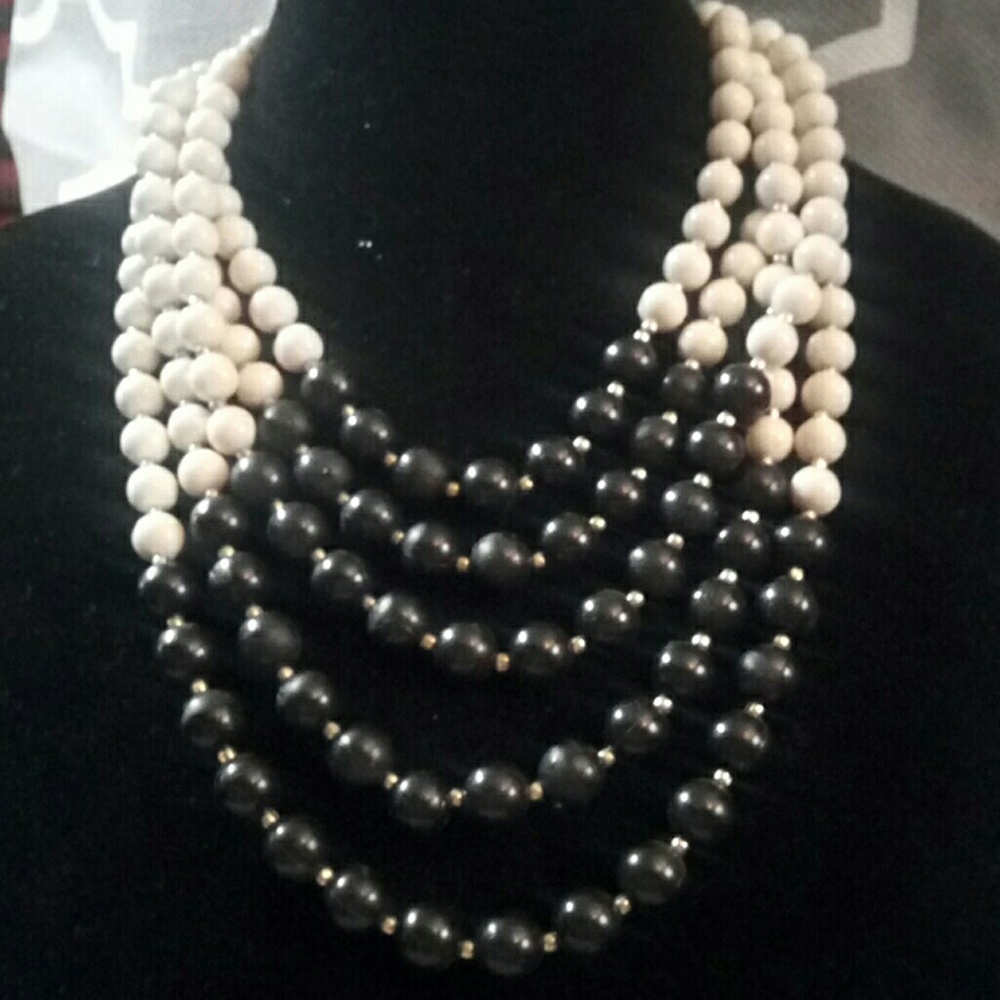 Two-tone black and white necklace